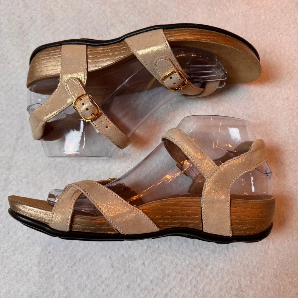 SAS Sandal Women 8M Champagne Gold Sanibel Wedge Buckle Metallic Leather Comfort